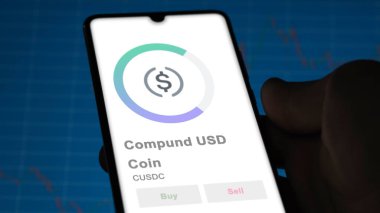 Bir değiş tokuş ekranında CUSDC Compund USD Coin crypto varlığının logosunu kapat. CUSDC Compund USD madeni para fiyatları, CUSDC $bir aygıt üzerinde.