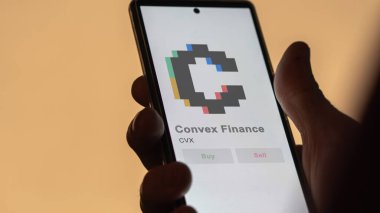 Değiş tokuş ekranındaki CVX CVX Finans Kripto varlığının logosuna yaklaş. CVX Convex Finans Fiyat Hisseleri, bir aygıt üzerinde $CVX.