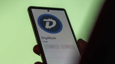 Bir değiş tokuş ekranındaki DGB DigiByte şifreleme varlığının logosuna yaklaş. DGB DigiByte hisse senetleri, bir cihaza DGB $.