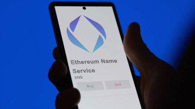 ENS Ethereum İsim Servisi 'nin şifreli varlığının logosunu bir değiş tokuş ekranında kapat. ENS Ethereum İsim Servisi hisse senetleri, bir aygıt üzerinde ENS $.