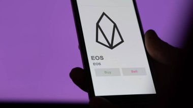 Bir değiş tokuş ekranındaki EOS EOS kripto varlığının logosunu kapat. EOS fiyat hisseleri, bir aygıt için EOS $.