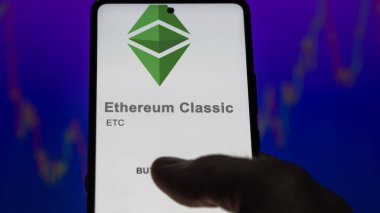 Bir takas ekranındaki ETC Ethereum Klasik Kripto varlığının logosuna yaklaş. ETC Ethereum Klasik fiyat hisseleri, cihaza ETC $.