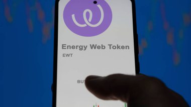 Bir değiş tokuş ekranındaki EWT Energy Web Token şifreleme varlığının logosuna yaklaş. EWT Enerji Ağı Fiyat Hisseleri, Bir aygıt üzerinde $EWT.