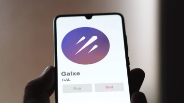 Takas ekranındaki GAL Galxe şifreleme varlığının logosuna yaklaş. GAL Galxe hisse senetleri, GAL $bir aygıt üzerinde.