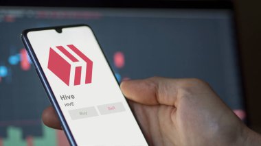 HIVE Hive şifreleme varlığının logosuna yakın çekim yap. HIVE Kovan fiyat hisseleri, bir aygıt üzerinde HIVE $.