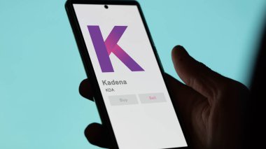 Takas ekranındaki KDA Kadena şifreleme varlığının logosunu kapat. KDA Kadena hisse senetleri, bir cihazda KDA $.