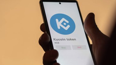 Takas ekranındaki KCS kucoin jetonlu şifreli varlık logosuna yaklaş. KCS kucoin marka marka hisse senetleri, bir aygıtta $KCS.