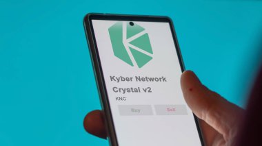 Bir takas ekranındaki KNC Kyber Ağı Kristal v2 kripto varlığının logosunu kapat. KNC Kyber Ağı Kristal V2 hisse senetleri, bir aygıt üzerinde $KNC.