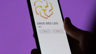 LEO UNUS sed LEO şifreleme varlığının logosunu bir takas ekranında kapatın. LEO UNUS sed LEO hisse senetleri, bir cihaza LEO $.
