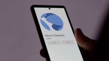 Bir değiş tokuş ekranındaki LUNC Terra Klasik Kripto varlığının logosuna yaklaş. LUNC Terra Klasik fiyat hisseleri, bir cihaza LUNC $.