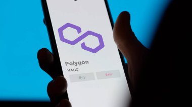 Bir değiş tokuş ekranındaki MATIC çokgen kripto varlığının logosuna yaklaş. MATIC çokgen fiyat stokları, bir aygıt üzerinde $MATIC.