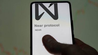 Takas ekranındaki protokol kripto varlığının yakınındaki Near logosuna yaklaş. Protokol fiyatlarının yakınında, bir cihazın yanında..