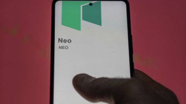 Bir değiş tokuş ekranındaki NEO Neo şifreleme varlığının logosuna yaklaş. NEO Neo hisse senetleri, bir cihaza NEO $.