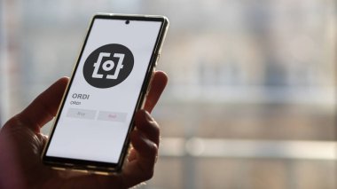 Bir değiş tokuş ekranındaki ORDI ORDI şifreleme varlığının logosuna yaklaş. ORDI ORDI hisse senetleri, bir aygıt üzerinde ORDİ $.