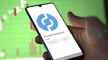 Bir değiş tokuş ekranında POKT Pocket Network 'ün şifreleme varlığının logosunu kapat. POKT Cep Cep Ağı Fiyat Hisseleri, Bir aygıtın üzerinde $POKT.