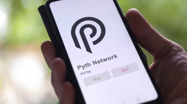 Bir değiş tokuş ekranındaki PYTH Pyth Ağı şifreleme varlığının logosunu kapat. PYTH Pyth Ağ Fiyat Hisseleri, Bir aygıt üzerinde $PYTH.