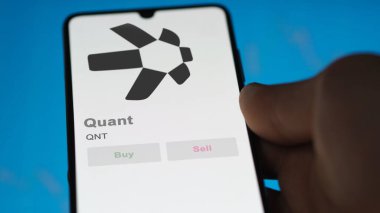 Takas ekranındaki QNT quant kripto varlığının logosuna yaklaş. QNT katkı fiyatı hisseleri, bir aygıta QNT $.