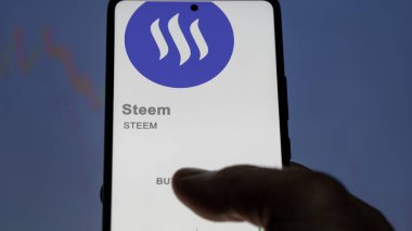 Takas ekranındaki STEEM Steem kripto varlığının logosuna yaklaş. STEEM Steem hisse senetleri, bir cihaza STEEM $.