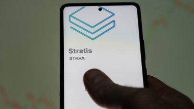Takas ekranındaki STRAX Stratis kripto varlığının logosuna yaklaş. STRAX Stratis hisse senetleri, cihaz için STRAX $.