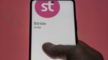 Bir değiş tokuş ekranındaki STRD Stride şifreleme varlığının logosuna yaklaş. STRD Stride fiyat hisseleri, bir aygıt üzerinde STRD $.
