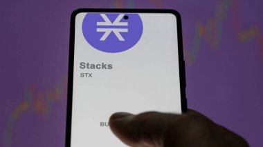 Takas ekranındaki STX Stacks 'ın kripto varlığının logosunu kapat. STX hisse senetleri, STX $'lık bir aygıt.