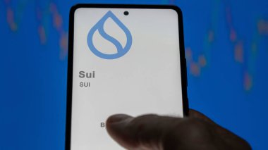 Değişim ekranındaki SUI Sui kripto varlığının logosuna yaklaş. SUI Sui hisse senetleri, bir cihaza SUI $.