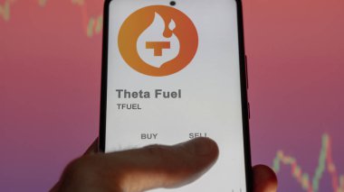 Takas ekranındaki TFUEL Theta yakıt kripto varlığının logosuna yaklaş. TFUEL Teta yakıt fiyatları hisse senetleri, bir cihaza TFUEL $TUEL.