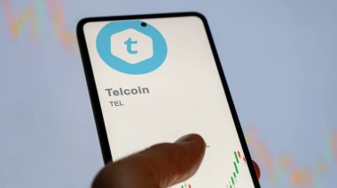 Bir değiş tokuş ekranında TEL Telcoin şifreleme varlığının logosuna yaklaş. TEL Telcoin hisse senetleri, bir aygıt üzerinde TEL $.