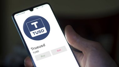 Bir değiş tokuş ekranında TUSD 'nin gerçek kripto varlığının logosuna yaklaş. TUSD gerçek fiyat hisseleri, bir cihaza TUSD $.