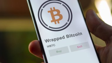 WBTC 'nin logosuna yaklaş Bitcoin şifreli varlık bir takas ekranında. WBTC Bitcoin fiyat hisseleri, bir aygıt üzerinde $WBTC.