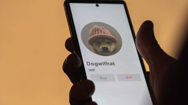 Bir değiş tokuş ekranındaki WIF köpek-eş kripto varlığının logosuna yaklaş. WIF Fiyat Hisseleri, WIF $bir aygıt üzerinde.