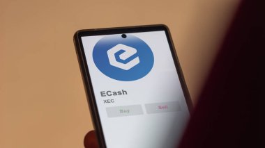 Bir değiş tokuş ekranındaki XEC eCash kripto varlığının logosuna yaklaş. XEC e-Cash hisse senetleri, bir aygıta XEC $.