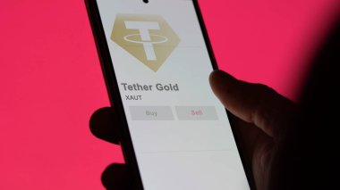 Takas ekranındaki XAUT Altın Kripto varlığının logosuna yaklaş. XAUT Bağlayıcı Altın Hisse senetleri, Bir aygıt üzerinde XAUT $.