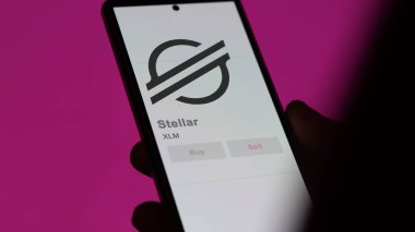 Değiş tokuş ekranındaki XLM Stellar şifreleme varlığının logosuna yaklaş. XLM Stellar hisse senetleri, XLM $bir aygıt üzerinde.