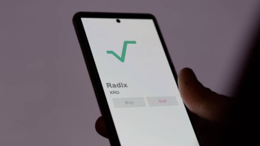 Takas ekranındaki XRD Radix kripto varlığının logosuna yaklaş. XRD Radix hisse senetleri, XRD $bir aygıt üzerinde.