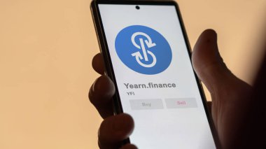 Bir değiş tokuş ekranında YFI özlemlerinin logosunu kapat. YFI, hisse senedi fiyatlarını, YFI $'ı istiyor..