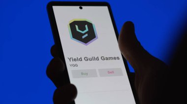 Bir değiş tokuş ekranında YGG Kazanç Loncası Oyunları 'nın kripto varlığının logosunu kapat. YGG Gİeld Lonca Oyunları hisse senetleri, YGG $bir aygıt üzerinde.