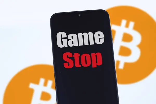 Logo oyununa yakın dur, bulanık arkaplanda, bitcoin logosunun iki örneği