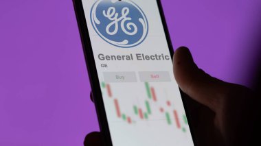 Boston, Massachusetts. Değiş tokuş ekranındaki General Electric logosuna yaklaş. General Electric hisse senetleri, bir cihazda GE $.