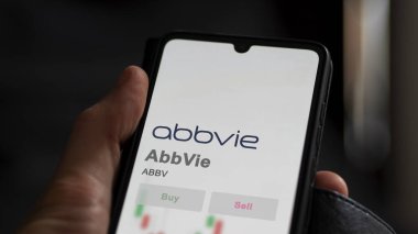 Kuzey Chicago, Illinois. Değiş tokuş ekranındaki AbbVie logosuna yaklaş. AbbVie hisse senetleri, bir cihazda ABBV $.