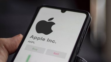 Cupertino, Kaliforniya. Apple A.Ş. 'nin logosunu bir takas ekranında kapat. Apple Inc fiyat hisseleri, bir aygıt üzerinde $AAPL.