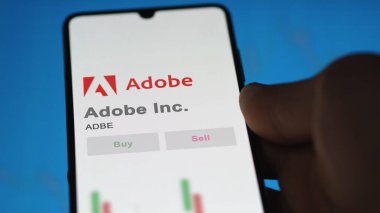 San Jose, Kaliforniya. Değiş tokuş ekranındaki Adobe Inc. 'nin logosunu kapat. Adobe Inc. Fiyat hisseleri, bir aygıta ADBE $.