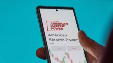 Columbus, Ohio. Değiş tokuş ekranındaki Amerikan Elektrik Gücü logosuna yaklaş. Amerikan Elektrik Fiyat Hisseleri, bir cihaza AEP $.