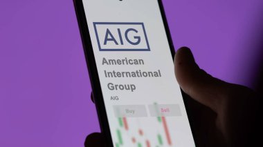 New York, New York. Bir değiş tokuş ekranındaki American International Group logosuna yaklaş. American International Group hisse senetleri, bir cihaza AIG $.
