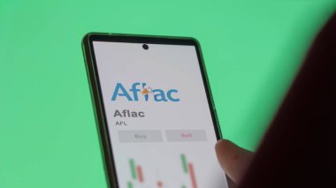 Columbus, Georgia 'da. Değiş tokuş ekranındaki Aflac logosuna yaklaş. Aflac hisse senetleri, bir cihazda AFL $.