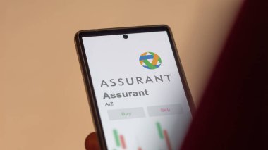 New York, New York. Takas ekranındaki Assurant logosuna yaklaş. Sigorta fiyatları, AIZ $bir aygıt üzerinde.