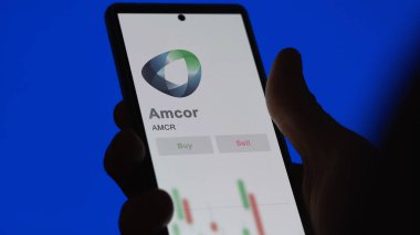 Warmley, Bristol, İngiltere. Bir değiş tokuş ekranında Amcor 'un logosuna yaklaş. Amcor fiyat hisseleri, bir aygıt üzerinde AMCR $.