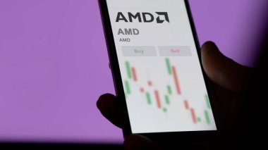 Santa Clara, Kaliforniya. Değiş tokuş ekranındaki AMD logosuna yaklaş. AMD hisse senetleri, cihaz için AMD $.