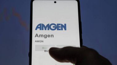 Thousand Oaks, Kaliforniya. Bir değiş tokuş ekranında Amgen 'in logosuna yaklaş. Amgen fiyat hisseleri, bir aygıt üzerinde AMGN $.