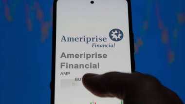 Minneapolis, Minnesota. Bir değiş tokuş ekranında Ameriprise Financial 'ın logosuna yaklaş. Ameriprise Finansal Fiyat Hisseleri, bir cihaza AMP $.